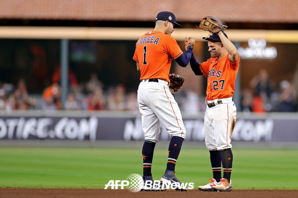 ヒューストン·アストロズの内野デュオ、カルロス·コレア（左）とホセ·アルトゥーベ。 /AFPBBNews=ニュース1