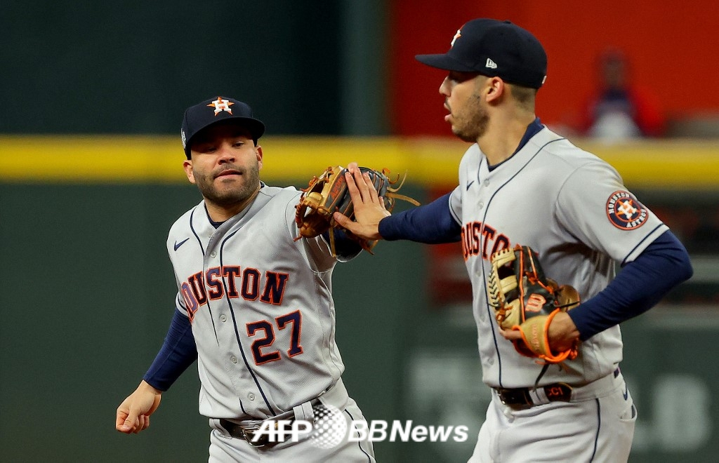 ヒューストン·アストロズの内野デュオ、カルロス·コレア（右）とホセ·アルトゥーベ。 /AFPBBNews=ニュース1