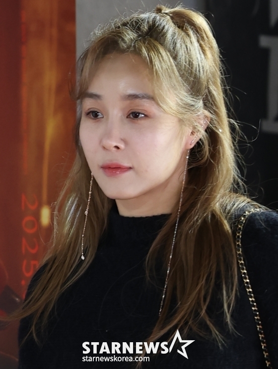 （首尔=新闻1）权铉辰记者=演员玉珠贤21日出席在首尔松坡区乐天影院世界塔店举行的电影《黑色修女们》（导演权赫宰）VIP试映会。   《黑色修女们》讲述的是为了拯救被恶灵束缚的少年而参加禁止仪式的人们的故事。 2025年1.21/新闻1 Copyright©新闻1. Allrights reserved.禁止擅自转载和重新发布,禁止使用AI学习。 =照片=（首尔=新闻1）权铉辰。