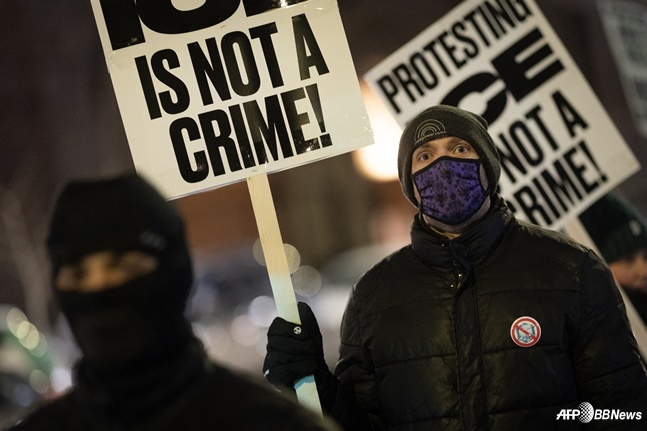 在美国国内进行的反对ICE要员活动的示威。 =法新社BBNews=新闻1。