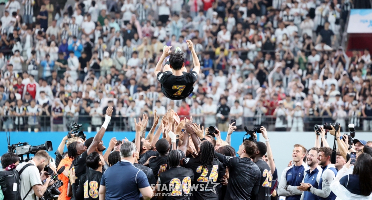 トッテナムの選手たちが昨年8月、ソウルW杯競技場で行われた孫興民を胴上げしている。 /写真=姜永祚（カン·ヨンジョ）先任記者