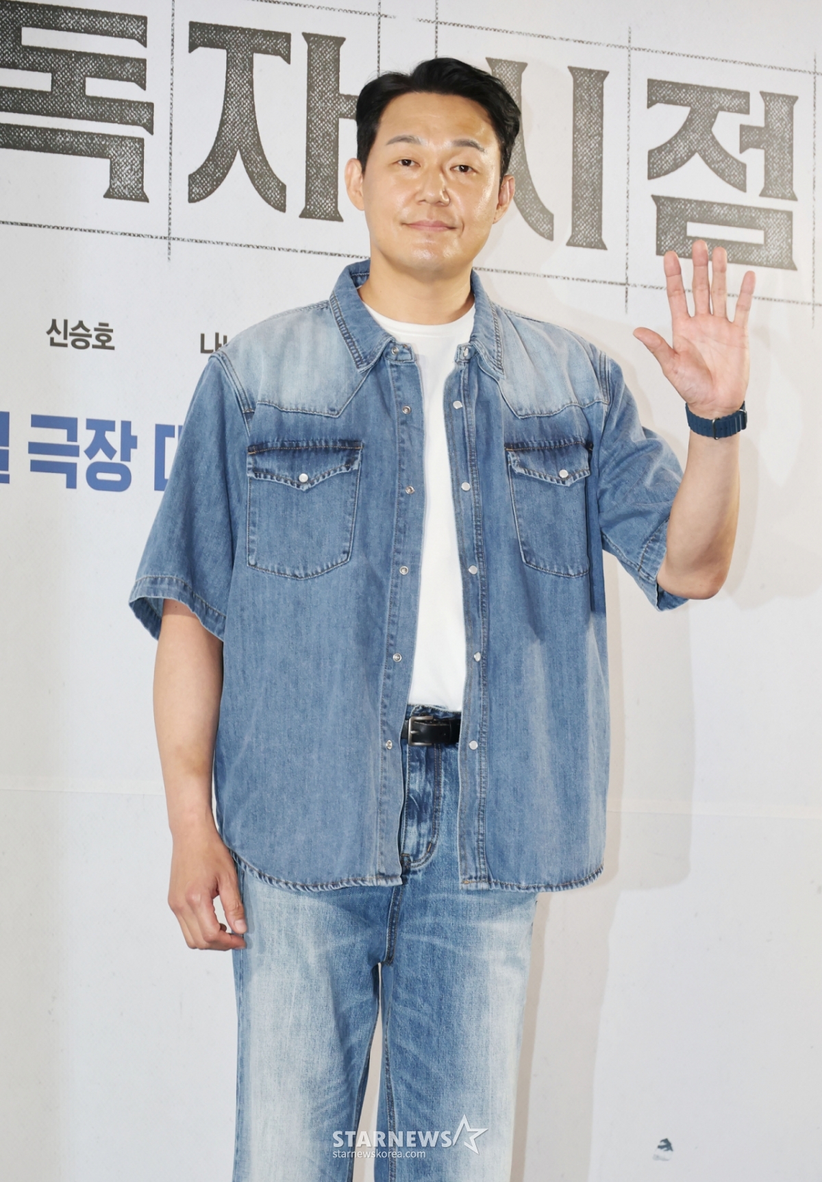 21日下午,演员朴成雄出席在首尔乐天影院乐天世界店举行的电影《全知读者视角》(导演金炳宇)VIP试映会照片墙活动,并摆出造型,供记者们拍照。 /2025.0721/照片=李东勋 photoguy@