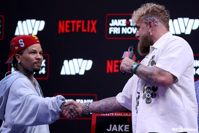 Jervonta Davis (left) and Jake Paul. /AFPBBNews=News1