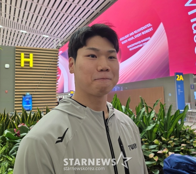 LG Cho Won-tae is interviewing reporters at Incheon International Airport ahead of his departure for the Arizona Spring Camp on the 23rd. /Photo = Reporter Kim Dong-yoon