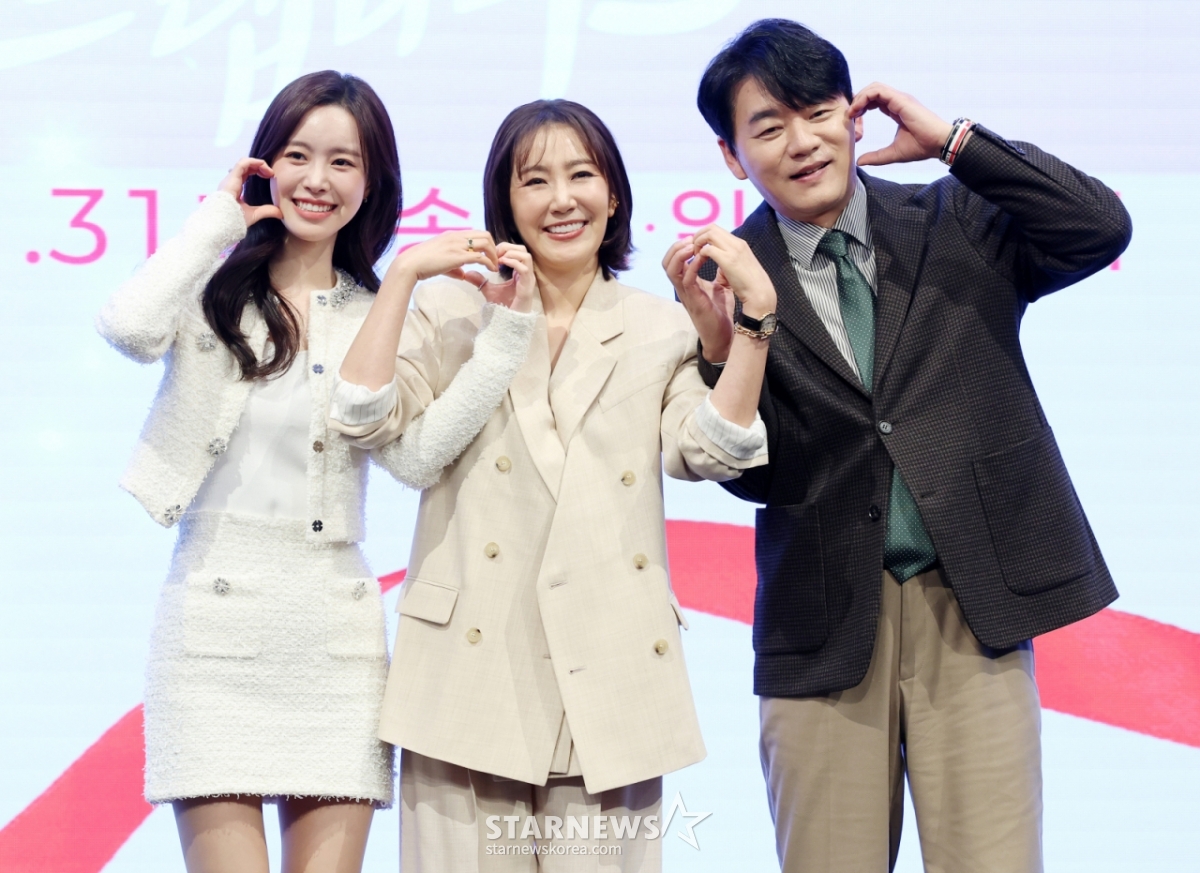 Actors Jin Se-yeon, Yoo Ho-jung and Kim Seung-soo pose at the KBS 2TV weekend drama "I Prescribe Love" production presentation held at The St. in Guro-gu, Seoul on the 28th. /2026.01.28 / Photo = Kim Hwi-seon hwijpg@