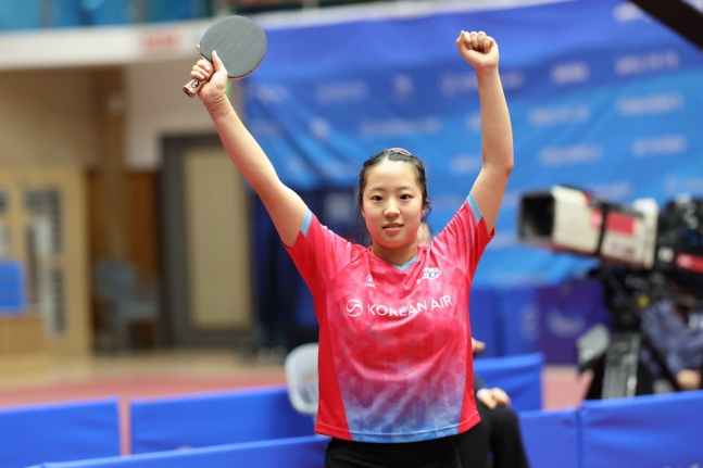 Korean Air's Shin Yoo-bin is delighted in the final of the women's team event against POSCO International at the 79th National Men's and Women's Table Tennis Championships held at Jecheon Gymnasium in Chungcheongbuk-do on the 26th. /Photo = Courtesy of the Korea Table Tennis Association  