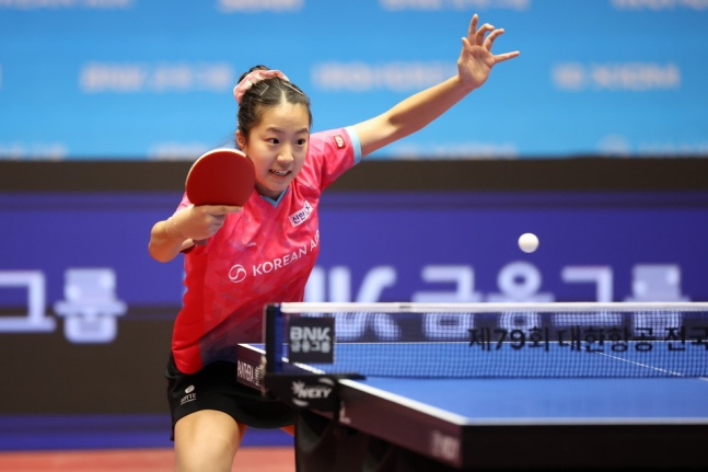 Korean Air's Shin Yoo-bin is receiving the ball in the final of the women's team match against POSCO International at the 79th National Men's and Women's Table Tennis Championships held at Jecheon Gymnasium in Chungcheongbuk-do on the 26th. /Photo = Courtesy of the Korea Table Tennis Association  