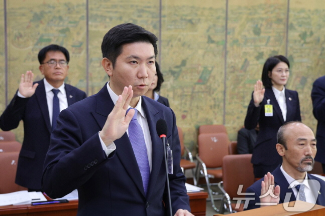 The chairman of the Korean Sports Council, Yoo Seung Min, attends a parliamentary audit in October last year and takes an oath. /Photo = News 1