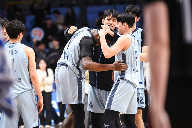 Johnson, who is being congratulated by his teammates shortly after his victory. /Photo = KBL