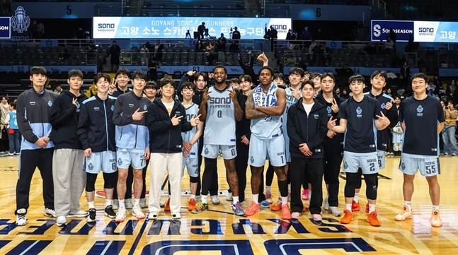 Sono squad taking a commemorative photo with Johnson. /Photo = Goyang Sono Official SNS