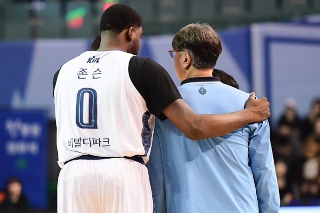 This is the image of Johnson (left) and Son Chang-hwan in October last year. /Photo = KBL