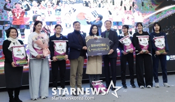South Korean women's U16 volleyball team coach Lee Seung-yeo and players are taking a commemorative photo after winning the Best Group Award. /Photo = Kim Jin-kyung on standby