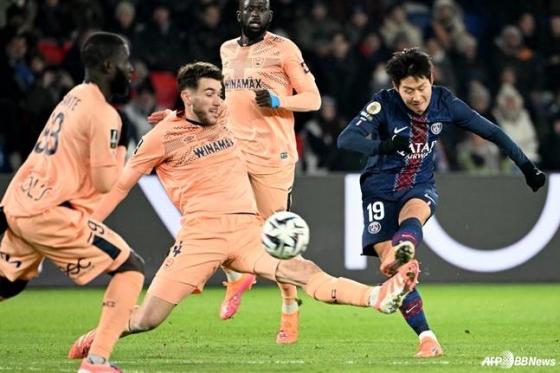 Lee Kang-in (right) is trying to shoot his left foot during the 13th round of the French League 1 in the 2025-2026 season at Parc des Princes in Paris, France. /AFPBBNews=News1