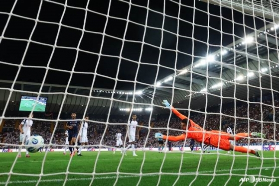  Lee Kang-in's left foot shot is inserted into the left corner of Tottenham Hotspur's goal during the second half of the 2025 UEFA Super Cup final at Blue Energy Stadium in Italy. /AFPBBNews=News1