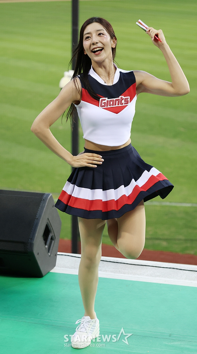 a neck-and-neck cheerleader. /Photo = Kim Jin-kyung on standby