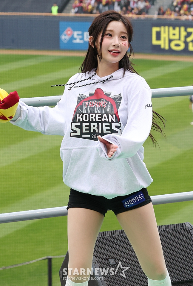 Lee Ju-eun, cheerleader who is cheering for the LG Twins in the first game of the Korean Series in October last year. /Photo = Kim Jin-kyung on standby