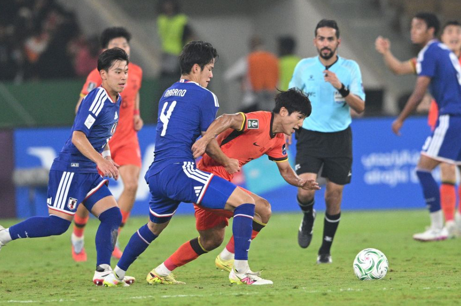 在2026亚足联U-23亚洲杯决赛中交锋的中国队和日本足球队。 =照片=亚足联提供。