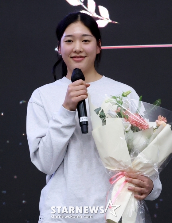 Son Seo-yeon is expressing her feelings about winning the MVP award at "2026 Volleyballman's Night" at Olympic Parktel Olympia Hall in Seoul on the 28th. /Photo = Kim Jin-kyung on standby