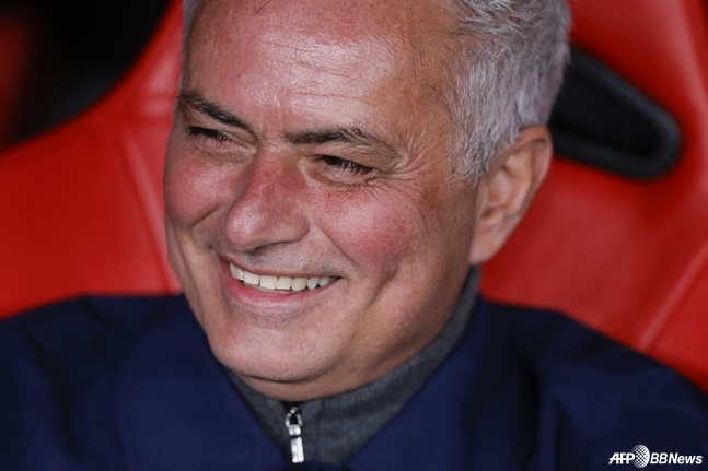 Huấn luyện viên Jose Mourinho SL Benfica đang mỉm cười trong trận đấu với Real Madrid trong trận chung kết Champions League (UCL) mùa giải 2025-2026. /AFPBBNews = Tin tức 1