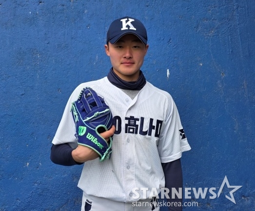 庆南高中的朴宝胜26日在庆南高中的运动场接受了明星新闻的照片拍摄。 =照片=金东润。 