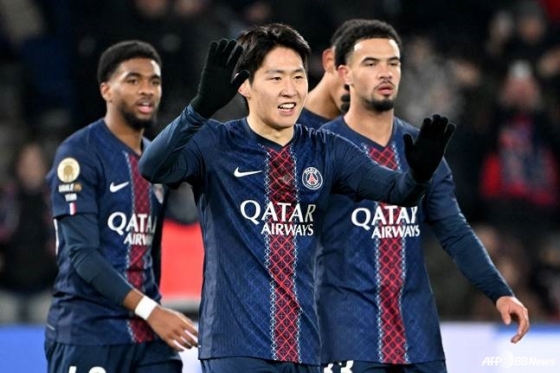 Lee Kang-in (center) celebrates after scoring against Le Havre in the 13th round of the French League 1 in the 2025-2026 season at Parc des Princes in Paris, France. /AFPBBNews=News1