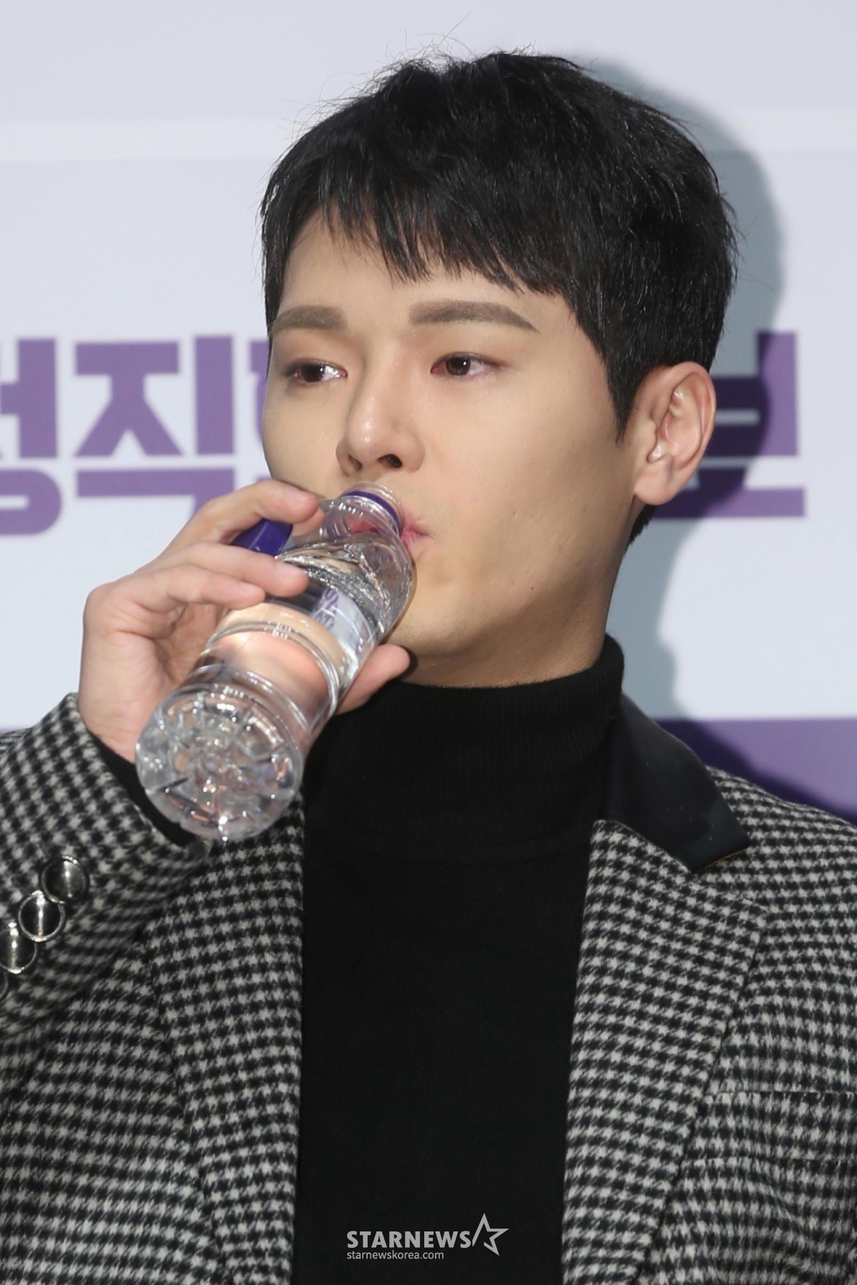 Actor Jang Dong-ju is drinking water at a production briefing for the movie "Honest Candidate" held at CGV Apgujeong, Gangnam-gu, Seoul on the morning of the 6th.