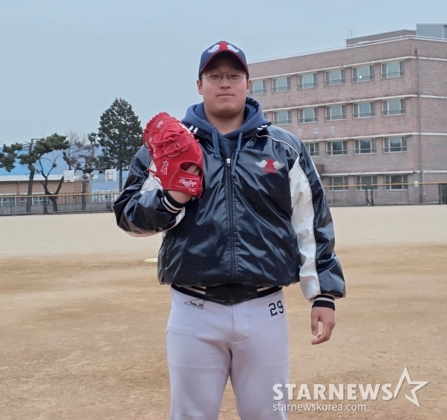 Masan High School's Lee Yun-seong is responding to a photo shoot of Star News at the Masan High School playground on the 26th. /Photo = Reporter Kim Dong-yoon