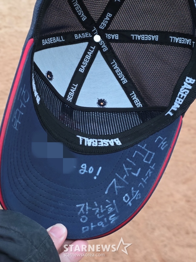Masan High School's Lee Yun-seong's hat is engraved with "Jang Chan-hee's Mind." /Photo = Reporter Kim Dong-yoon 