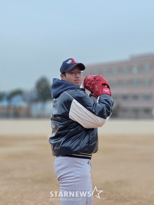 Masan High School's Lee Yun-seong is responding to a photo shoot of Star News at the Masan High School playground on the 26th. /Photo = Reporter Kim Dong-yoon