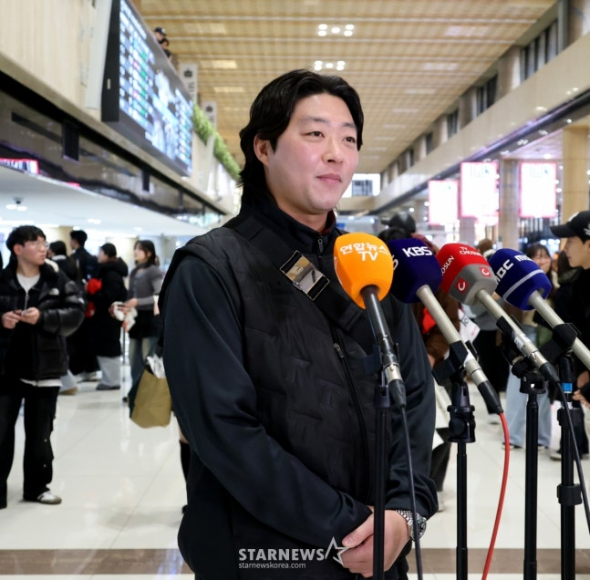 Kim Bum-soo, who moved to KIA, is interviewing ahead of his departure from spring camp. /Photo = Senior Reporter Kang Young-jo