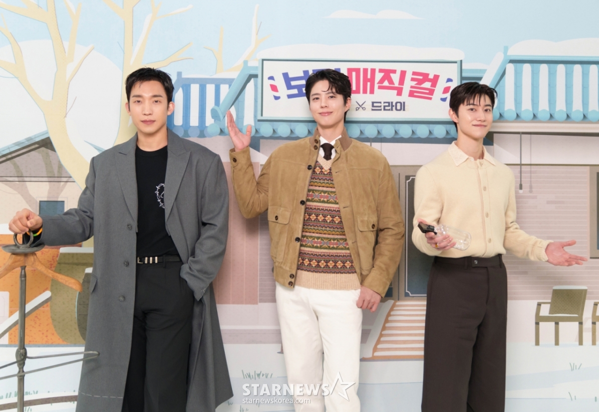 Actors Lee Sang-i, Park Bo-gum and Kwak Dong-yeon pose at the production presentation of tvN's entertainment show "Bo-gum Magic" held online on the 29th. /Photo provided =CJENM 2026.01.29 / Photo = Lee Dong-hoon Photoguy@