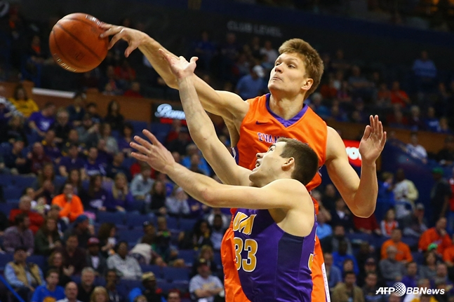 =图为，2016年3月效力于美国大学篮球的莫茨卡维丘斯（上）。