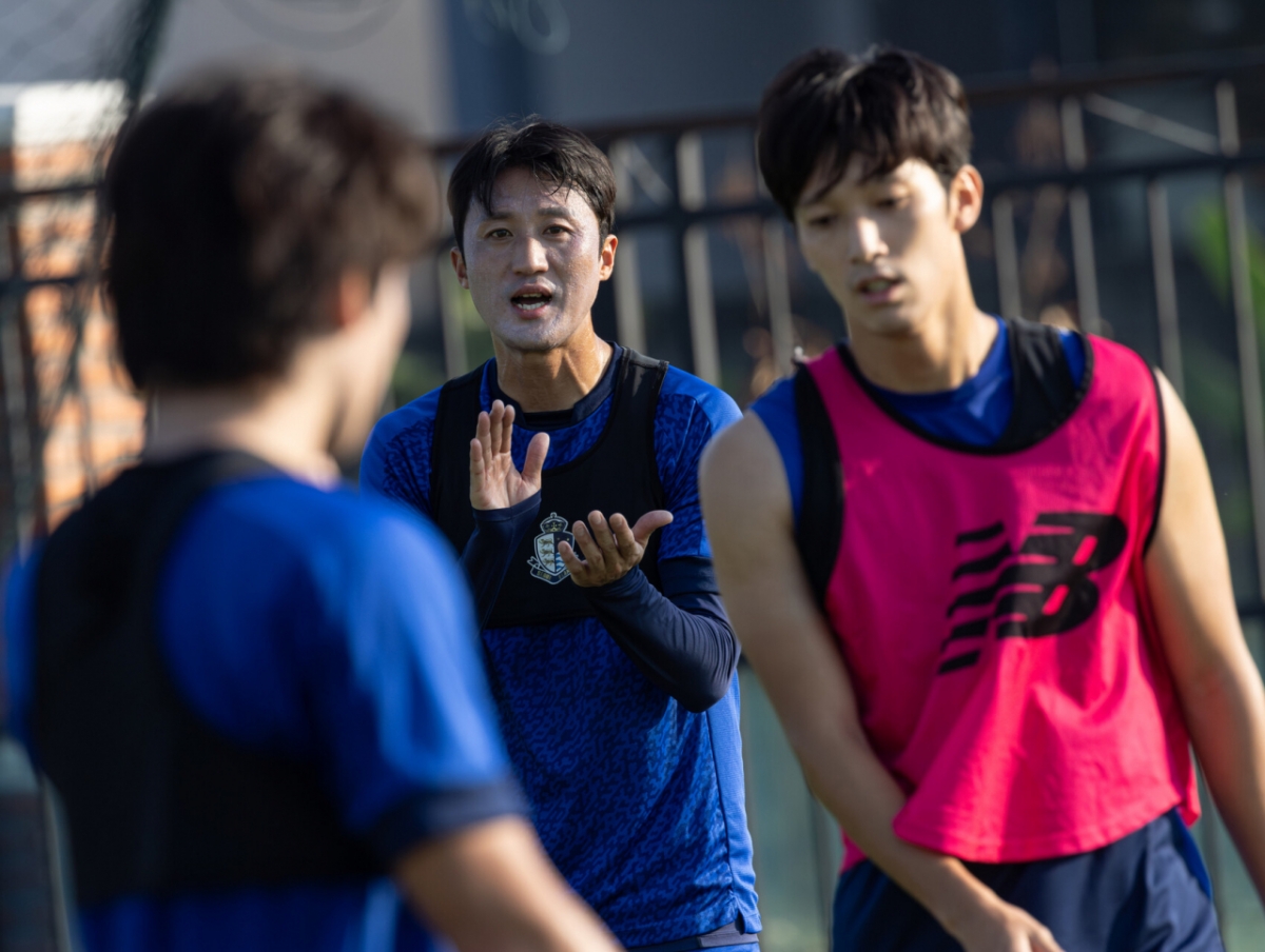 Kim Oh-kyu (center) is applauding and encouraging the players. /Photo = Courtesy of Seoul E-Land