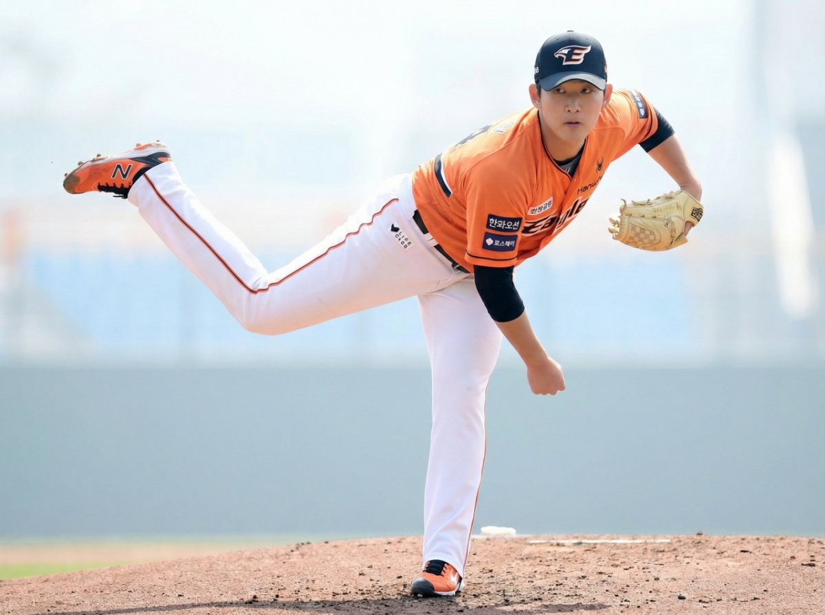 Yang Soo-ho wearing a Hanwha Eagles uniform. /Photo = KIA Tigers synthesize images provided by Hanwha Eagles using artificial intelligence (AI)