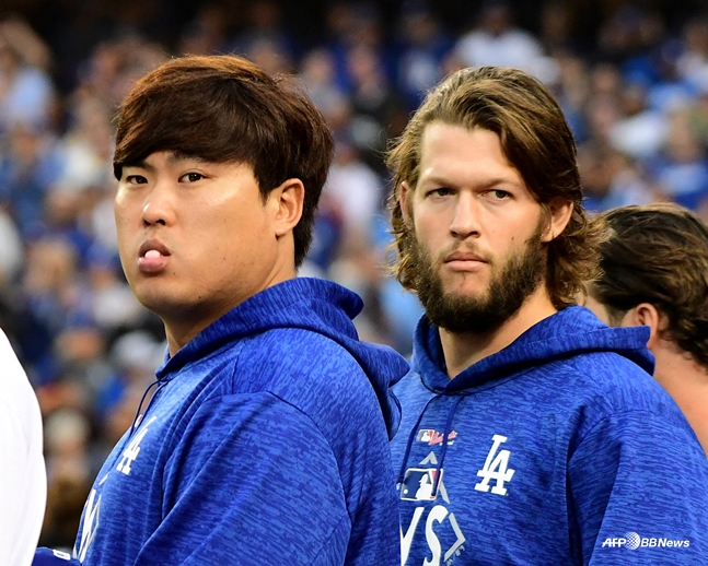 Ryu Hyun-jin (left) and Kershaw, who could meet again on the WBC, in the 2017 season. /AFPBBNews=News1