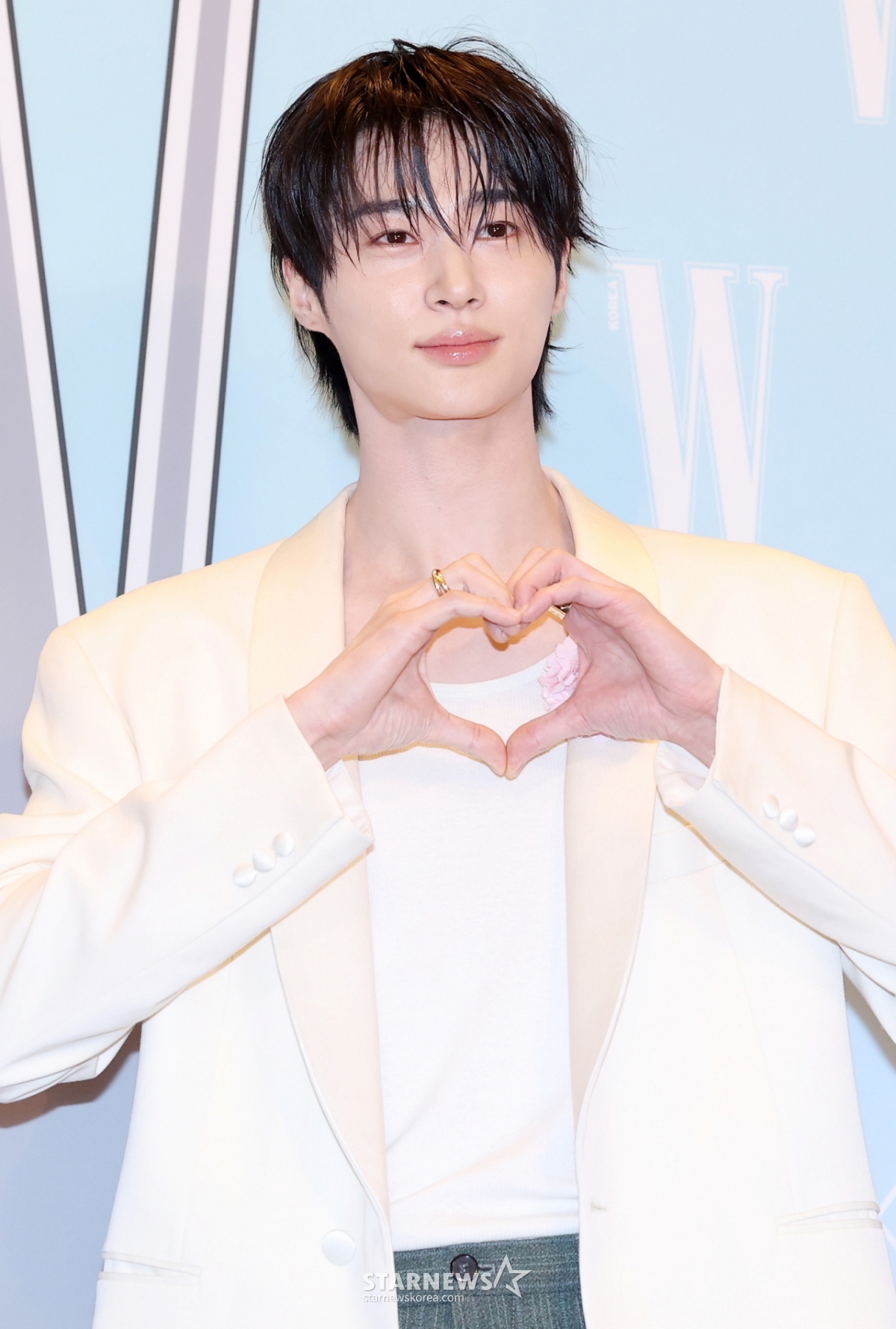 Actor Byun Woo-seok poses at the 20th breast cancer awareness campaign charity event "LOVE YOUR W" photo wall held at the Four Seasons Hotel in Jongno-gu, Seoul on the 15th. /2025.10.15 / Photo = Kim Hwi-seon hwijpg@
