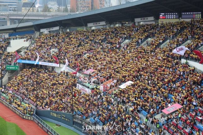 The LG Twins vs Hanwha Eagles match in Game 1 of the 2025 KBO League Korean Series was held at Jamsil Baseball Stadium on October 26 last year. The packed spectators, who filled the stadium, are cheering enthusiastically and watching the game. /Photo = Kim Jin-kyung on standby