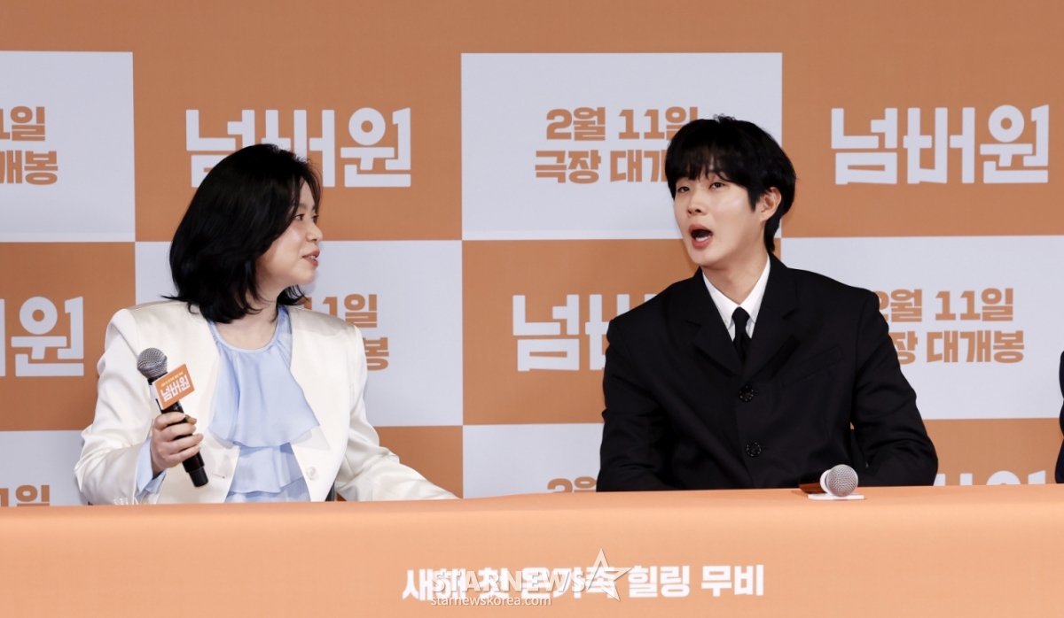 [Seoul = Newsis] Phóng viên Kim Hye Jin = Diễn viên Jang Hye Jin (trái) và Choi Woo Sik đang trò chuyện trong buổi ra mắt báo chí bộ phim điện ảnh Number One (đạo diễn Kim Tae Yong) được tổ chức tại CGV IPark Mall ở Yongsan-gu, Seoul vào chiều ngày 29. 2026.01.29 jini@newsis.com /Ảnh = Kim Hye Jin