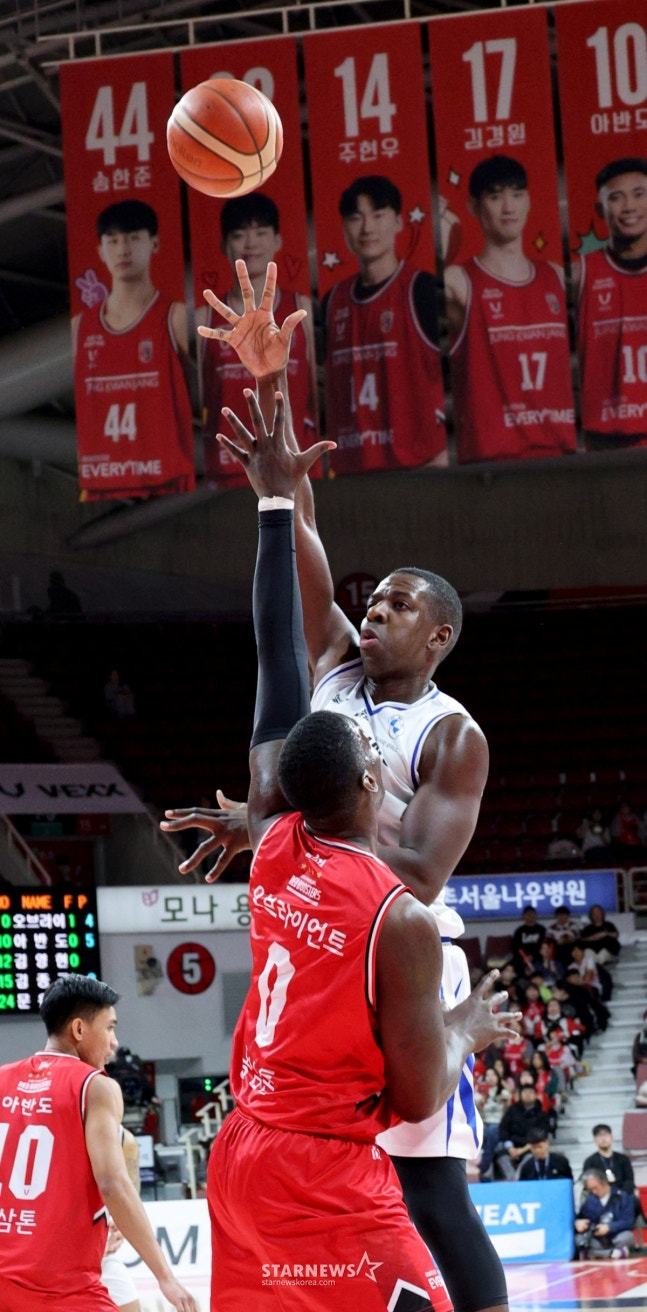 Nicholson attempting a hook shot. /Photo = Senior Reporter Kang Young-jo