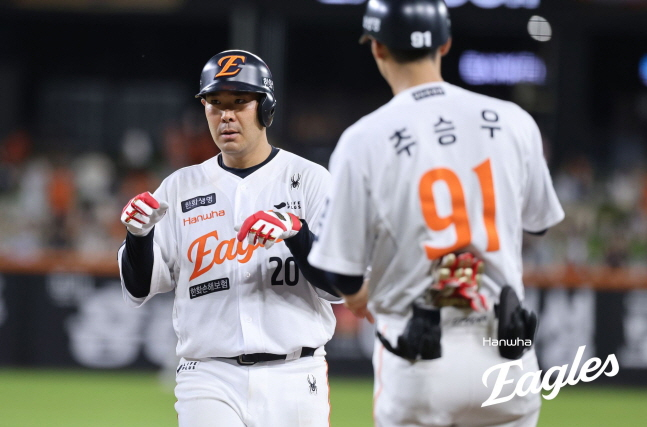Playing coach Lee Jae-won of Hanwha Eagles (left). /Photo = Courtesy of Hanwha Eagles