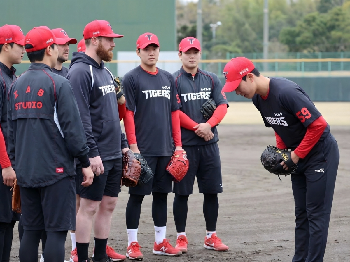 Using artificial intelligence (AI), Yang Soo-ho (right) greeted KIA Tigers players. /Photo = Image AI provided by KIA Tigers