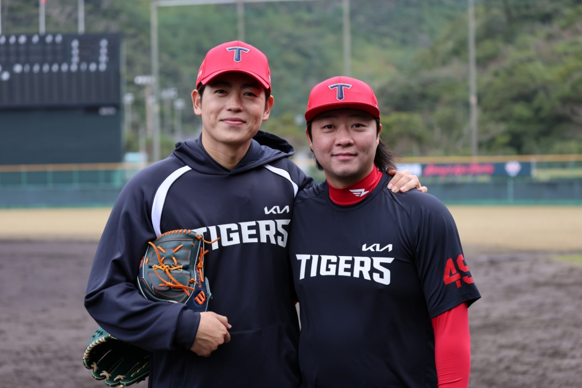 Kim Bum-soo (right) and Lee Tae-yang in KIA Tigers uniforms. /Photo = Courtesy of KIA Tigers