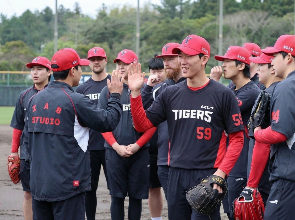 Using artificial intelligence (AI), Yang Soo-ho (right) greeted KIA Tigers players. /Photo = Image AI provided by KIA Tigers