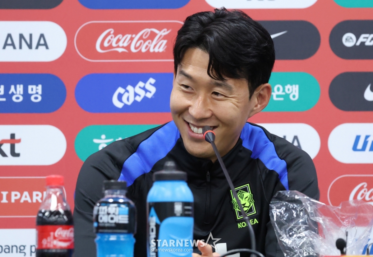 The South Korean national soccer team participated in the final training session at the Seoul World Cup Stadium ahead of the A-match against Brazil on the 9th.  Son Heung-min is smiling broadly after receiving a Chuseok gift from a Brazilian reporter at a press conference before training. /Photo = Kim Jin-kyung on standby