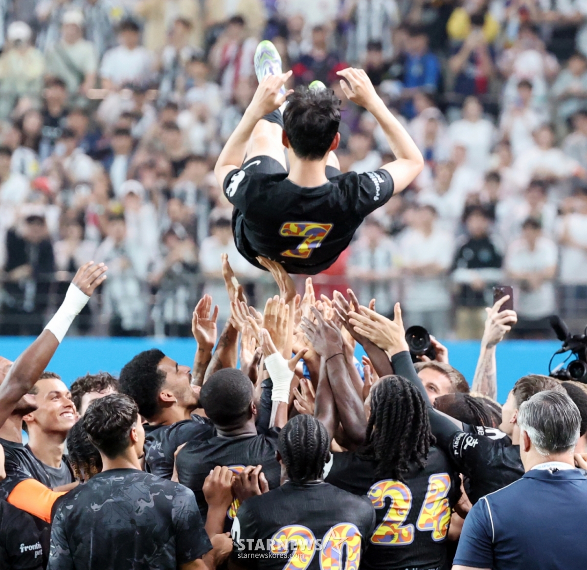 Tottenham Son Heung-min is being rinsed by his Tottenham teammates after the Newcastle United match at Seoul World Cup Stadium in August last year. /Photo = Senior Reporter Kang Young-jo
