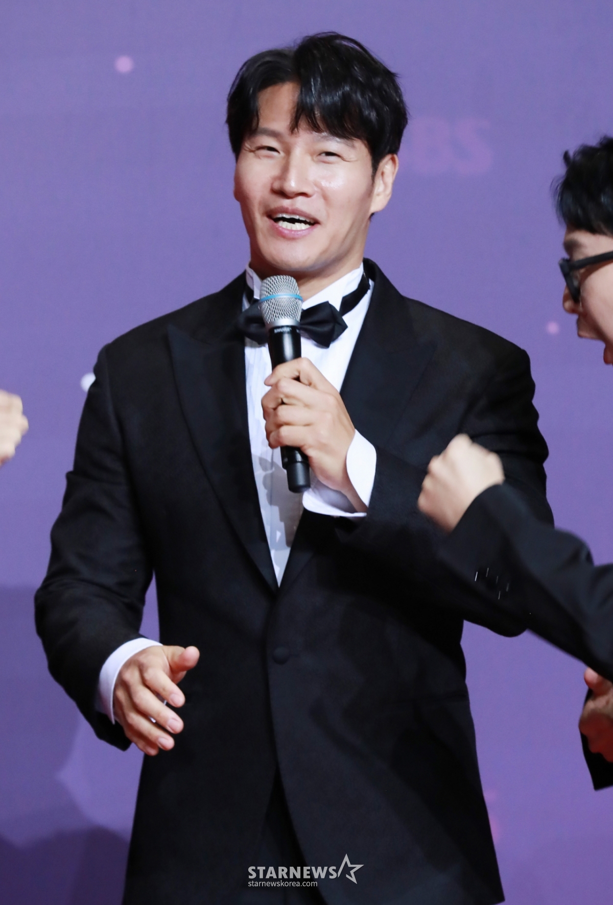 Kim Jong Kook đang tạo dáng tại sự kiện Photo Wall của SBS Entertainment Awards 2023. /2023.12.30 /Ảnh = Lee Dong Hoon