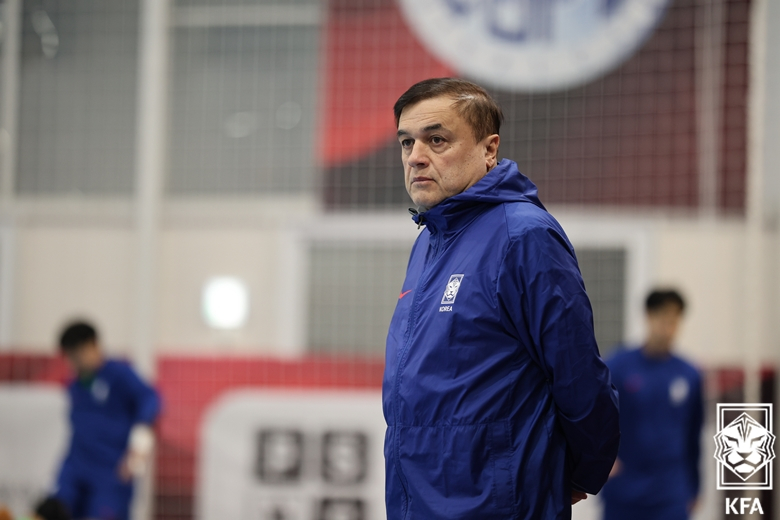 Huấn luyện viên trưởng đội tuyển futsal Paulo Fernández. /Ảnh = Hiệp hội bóng đá Hàn Quốc cung cấp