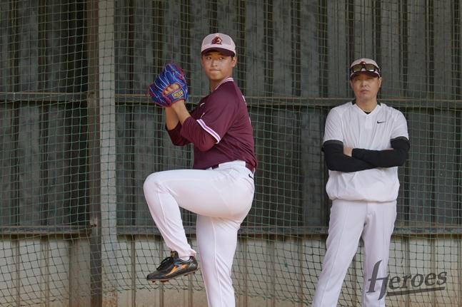 Park Jun-hyun is training in the spring camp. /Photo = Kium Heroes