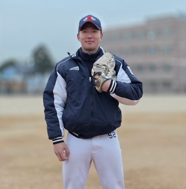 26日,马山高中金庆禄正在马山高中运动场接受明星新闻的照片拍摄。 =照片=金东润。