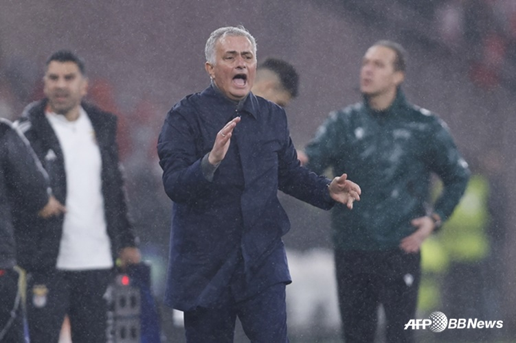 29日(韩国时间)，本菲卡队主教练若泽•穆里尼奥在葡萄牙里斯本的伊斯塔迪奥达鲁斯球场举行的与皇家马德里队的"2025~2026赛季欧洲足球联盟(UEFA)冠军联赛(UCL)"第8场比赛中正在指示球员们。 =法新社BBNews=新闻1。